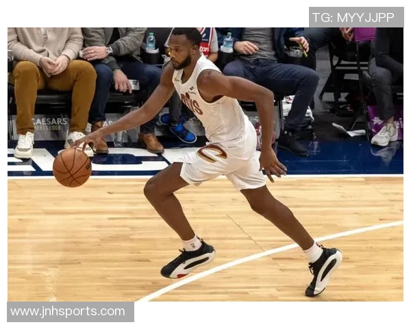 梅里尔首节替补表现抢眼三分球三投全中贡献9分